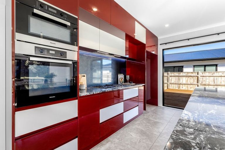 Photo of property in 2 Opaoa Way, Aotea, Porirua, 5024