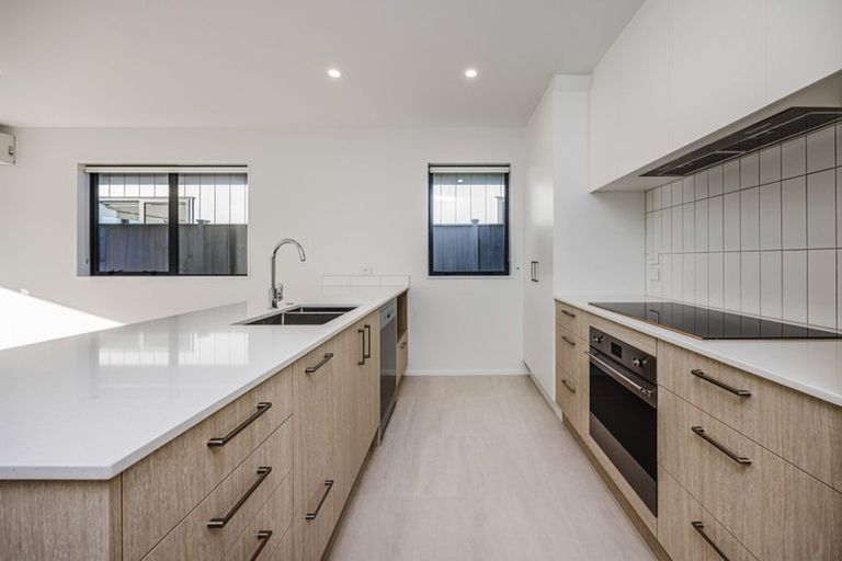 Photo of property in 124 Pepene Avenue, Takanini, Auckland, 2112