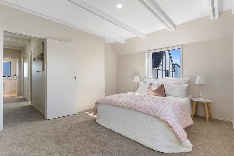 Photo of property in 1/13 Challen Close, Conifer Grove, Takanini, 2112