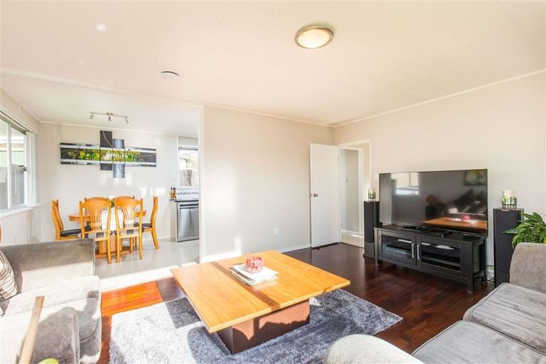 Photo of property in 17 Fairdale Place, Birkdale, Auckland, 0626