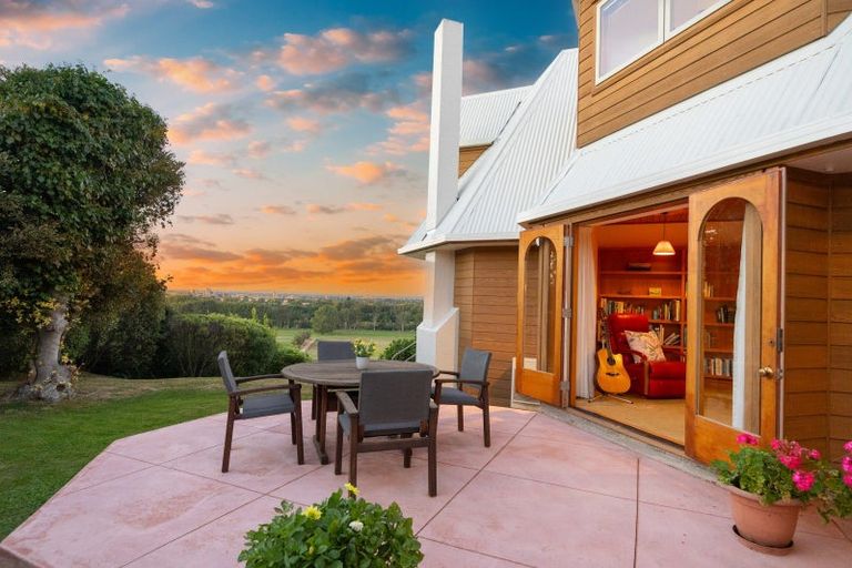 Photo of property in 96 Clifton Terrace, Fitzherbert, Palmerston North, 4410