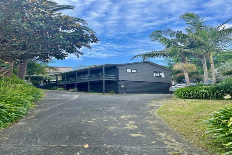 Photo of property in 15 Atlantis Place, Totara Vale, Auckland, 0629