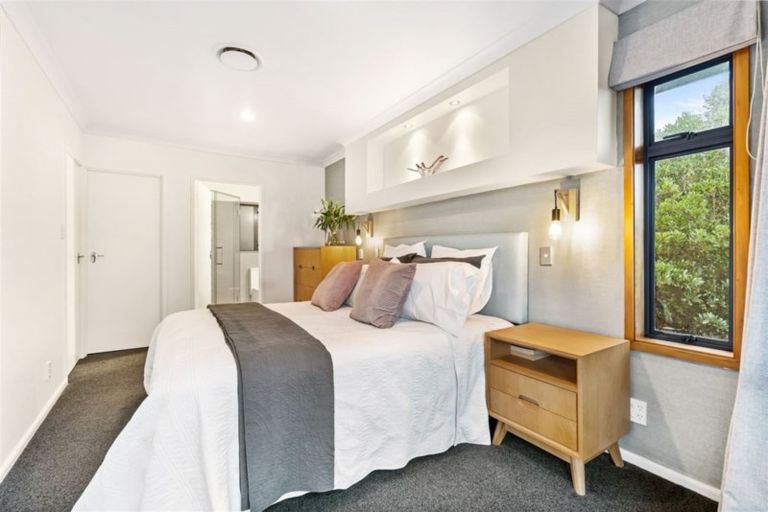 Photo of property in 18 Ravenwood Drive, Forrest Hill, Auckland, 0620