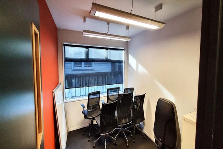 Photo of property in 1/108 Lincoln Road, Henderson, Auckland, 0610