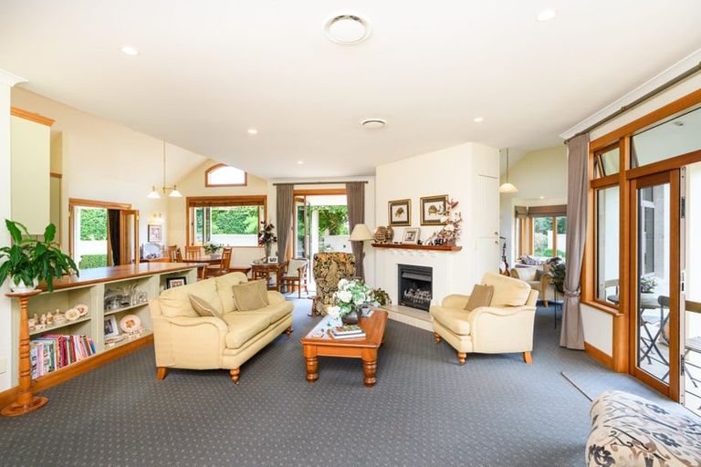 Photo of property in 5 Waicola Drive, Fitzherbert, Palmerston North, 4471