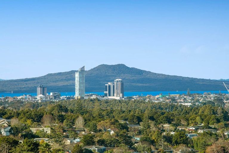 Photo of property in 2/3 Coronation Road, Hillcrest, Auckland, 0627