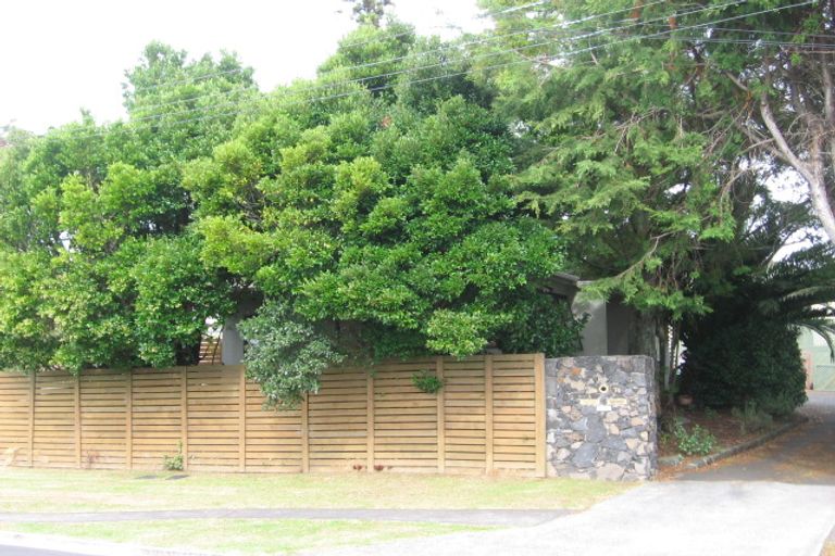 Photo of property in 74 Derwent Crescent, Titirangi, Auckland, 0604