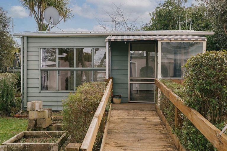 Photo of property in 21 Winston Avenue, Hokowhitu, Palmerston North, 4410