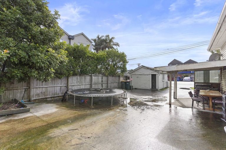 Photo of property in 2 Keeling Road, Henderson, Auckland, 0612