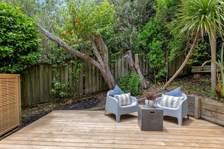 Photo of property in 1/23 Santiago Crescent, Unsworth Heights, Auckland, 0632