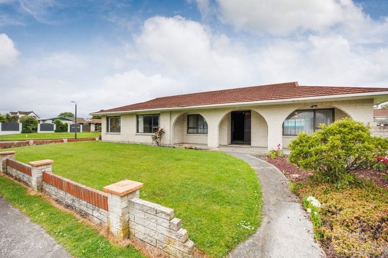 Photo of property in 2 Hillcrest Drive, Kelvin Grove, Palmerston North, 4414