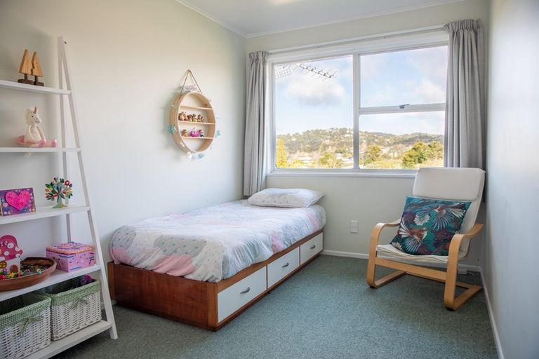 Photo of property in 8 Halcombe Place, Green Bay, Auckland, 0604