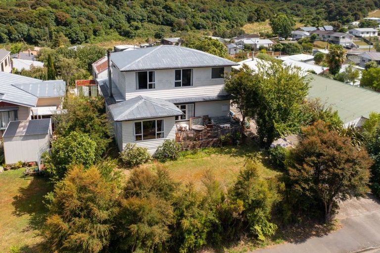 Photo of property in 147 Waikawa Road, Picton, 7220