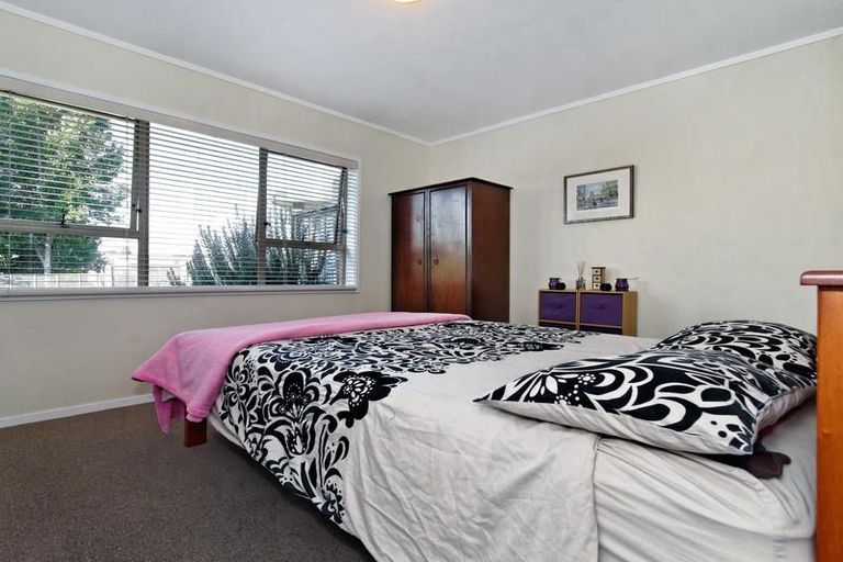 Photo of property in 3 Vinceroy Place, Green Bay, Auckland, 0604
