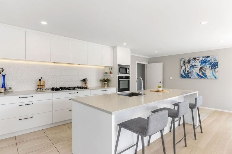 Photo of property in 13 Dida Park Drive, Kumeu, 0810