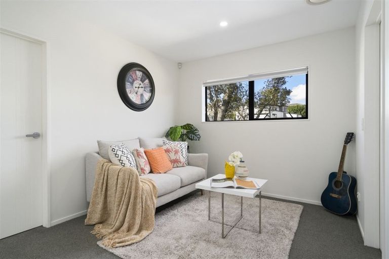 Photo of property in 7a Halcombe Place, Green Bay, Auckland, 0604