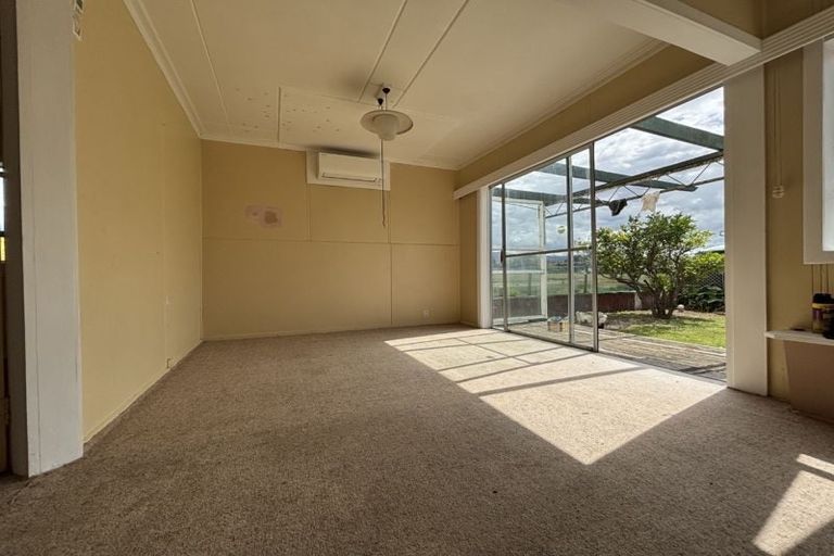 Photo of property in 1/869 East Coast Road, Northcross, Auckland, 0632