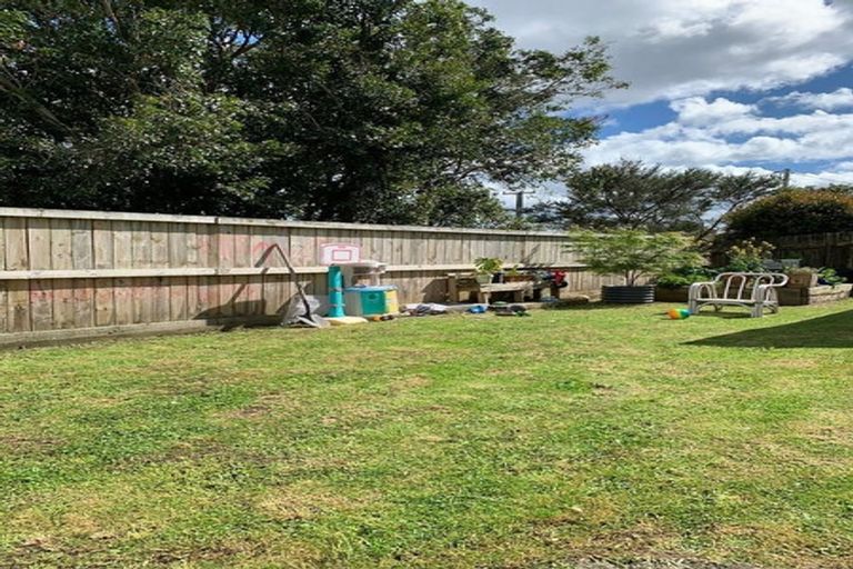 Photo of property in 2/72 Aeroview Drive, Beach Haven, Auckland, 0626