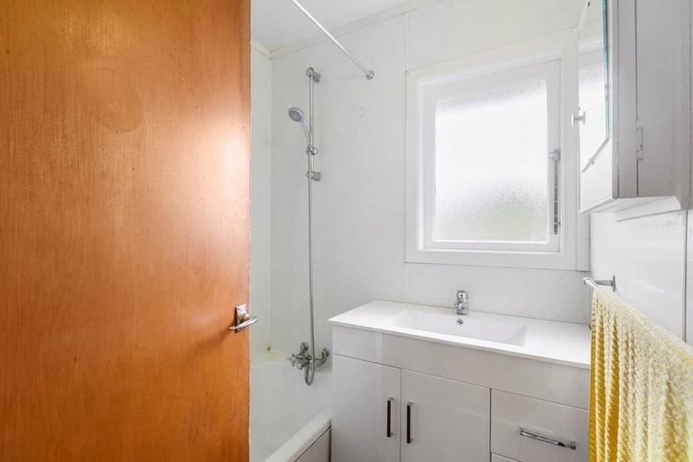 Photo of property in 19 Vodanovich Road, Te Atatu South, Auckland, 0610