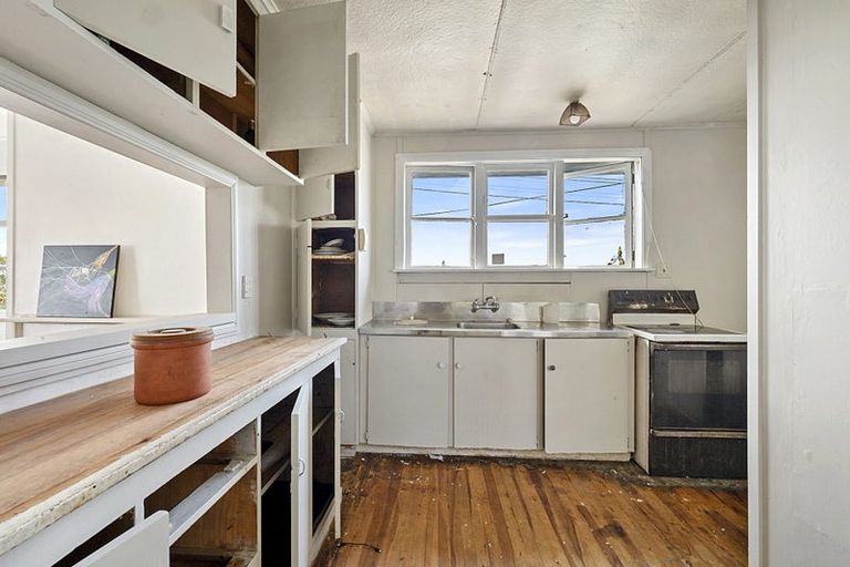 Photo of property in 77 Mould Street, Waitara, 4320