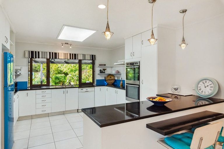 Photo of property in 35 Greenaway Road, Waikanae, 5036