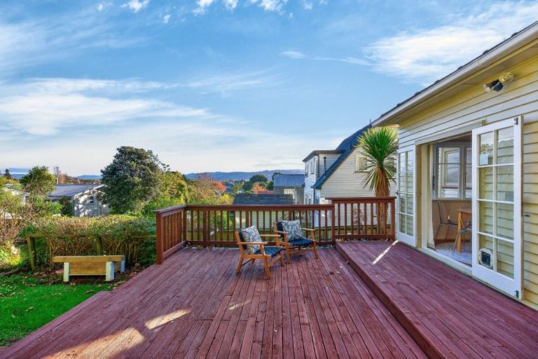 Photo of property in 16 Woodvale Grove, Fairfield, Lower Hutt, 5011
