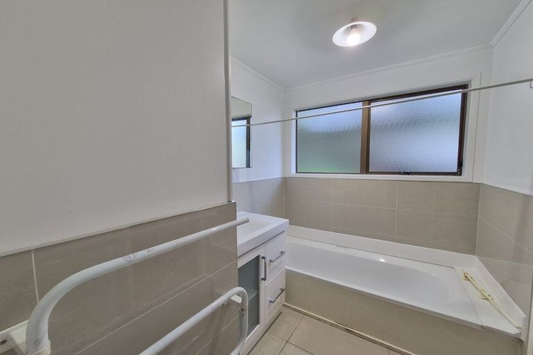 Photo of property in 6 Garner Place, Glenfield, Auckland, 0629