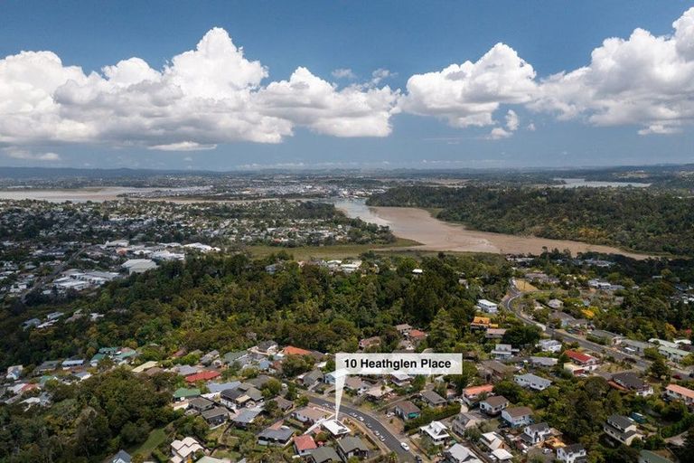 Photo of property in 4/10 Heathglen Place, Bayview, Auckland, 0629