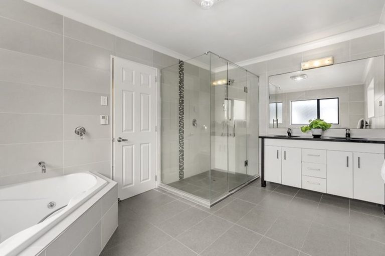 Photo of property in 9 Corricvale Way, Northcross, Auckland, 0632