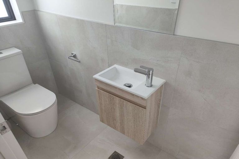 Photo of property in 8/107 Hobsonville Road, West Harbour, Auckland, 0618