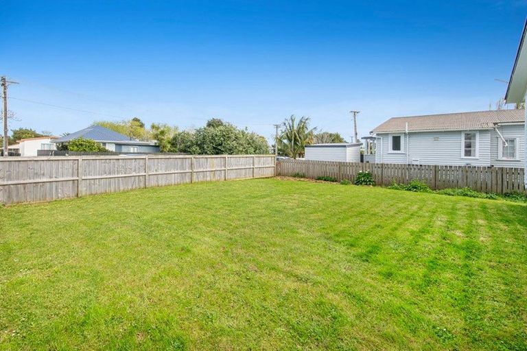 Photo of property in 51a Parakai Avenue, Parakai, 0830