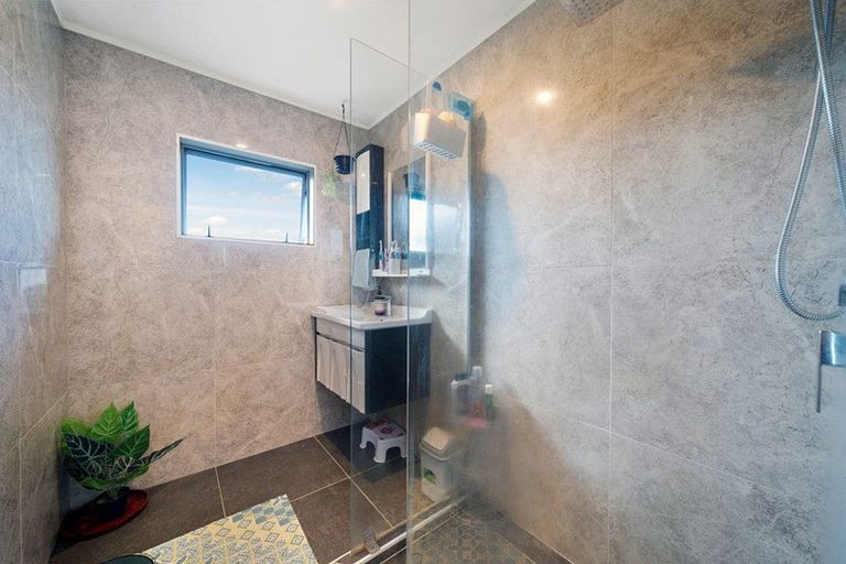 Photo of property in 1 Riesling Place, Henderson, Auckland, 0612