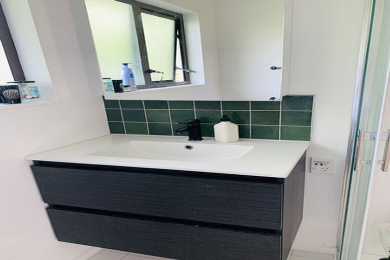 Photo of property in 2/72 Aeroview Drive, Beach Haven, Auckland, 0626