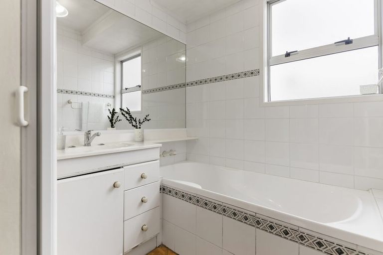 Photo of property in 62 Hutchinsons Road, Bucklands Beach, Auckland, 2014