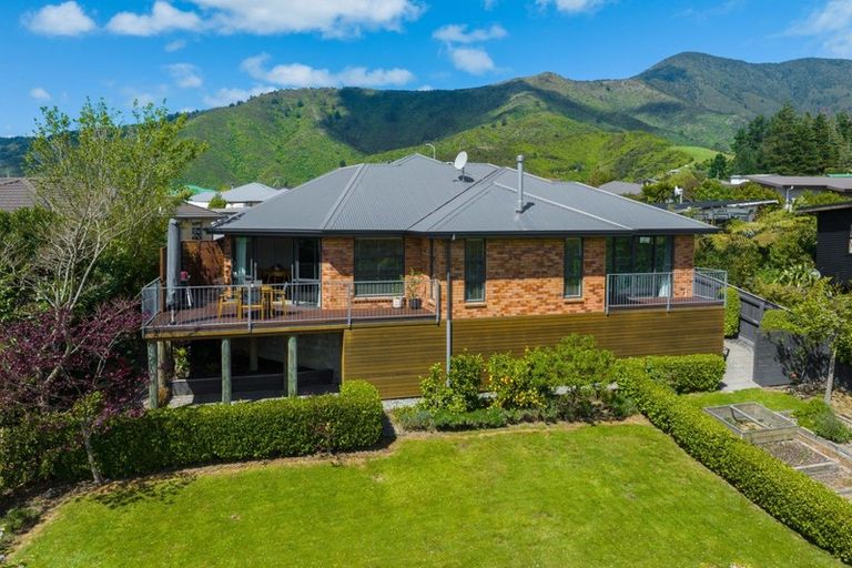Photo of property in 27 Glentui Place, Waikawa, Picton, 7220