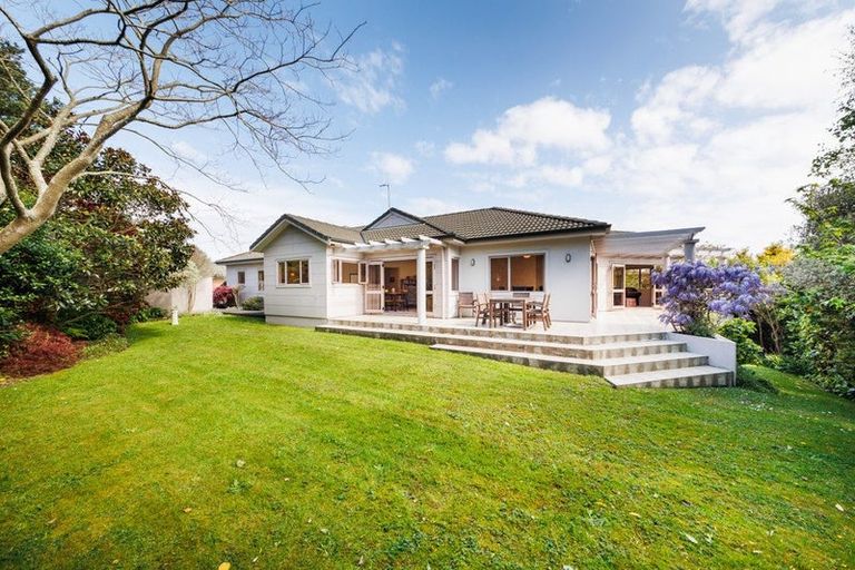 Photo of property in 2 Kea Place, Fitzherbert, Palmerston North, 4410