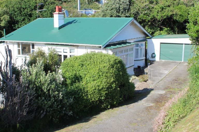 Photo of property in 98 Maupuia Road, Maupuia, Wellington, 6022