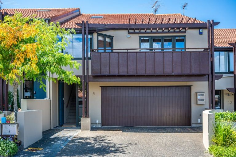 Photo of property in 9/8 Tobago Place, Sunnynook, Auckland, 0620