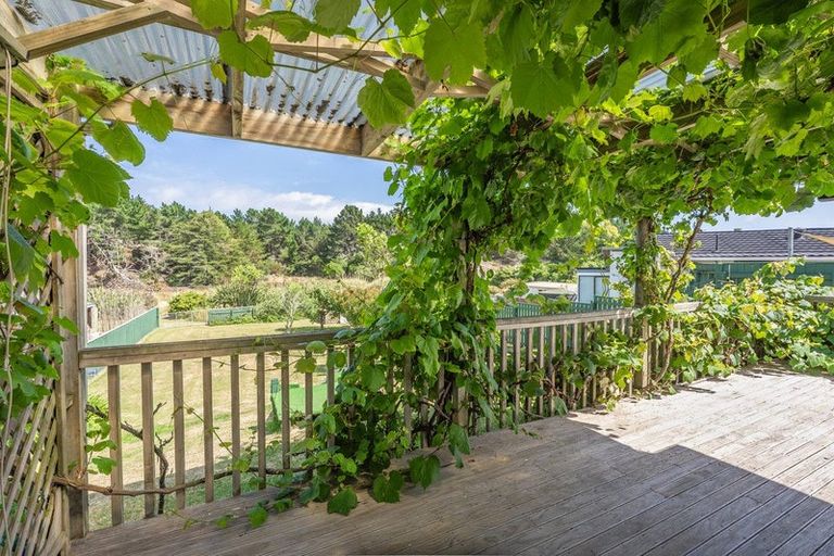 Photo of property in 28 Drake Street, Waikawa Beach, Levin, 5573