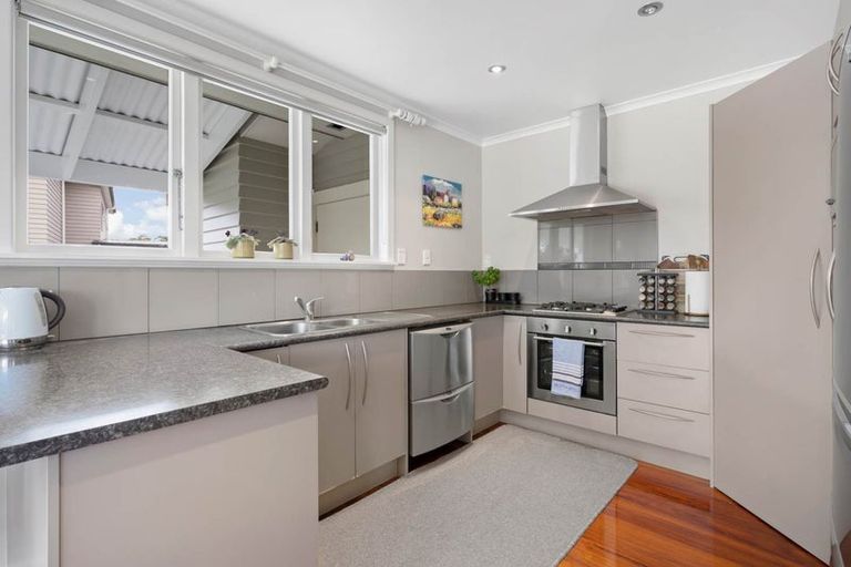 Photo of property in 19 Awaroa Road, Sunnyvale, Auckland, 0612
