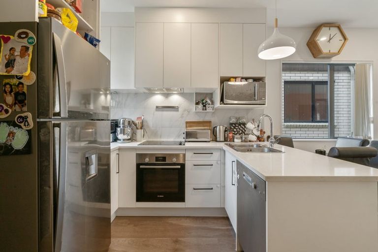 Photo of property in 75 Morihana Close, Glen Eden, 0602