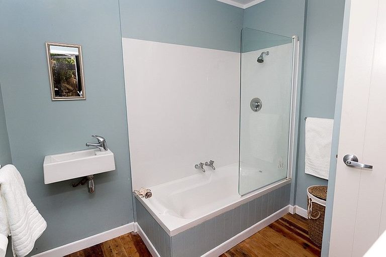 Photo of property in 49 Airlie Road, Plimmerton, Porirua, 5026