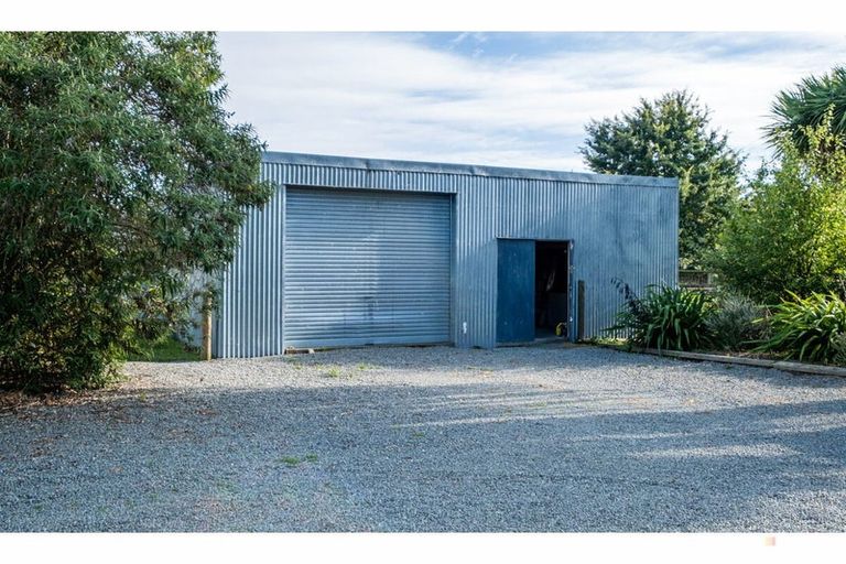 Photo of property in 72 Timaru Road, Waimate, 7924