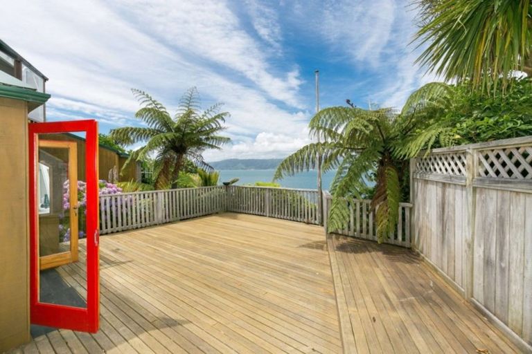 Photo of property in 6 Nakora Road, Karaka Bays, Wellington, 6022