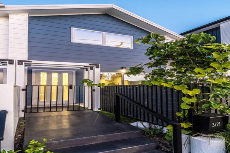 Photo of property in 3/21 Titoki Street, Te Atatu Peninsula, Auckland, 0610