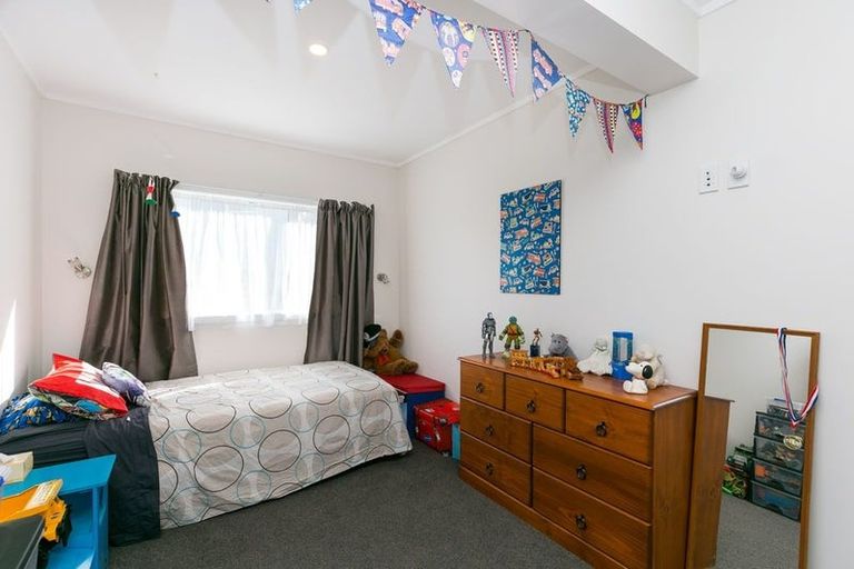 Photo of property in 30 Glanmire Road, Newlands, Wellington, 6037