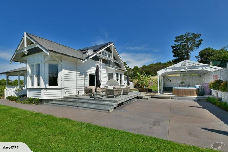 Photo of property in 56 Roberts Road, Matakatia, Whangaparaoa, 0930