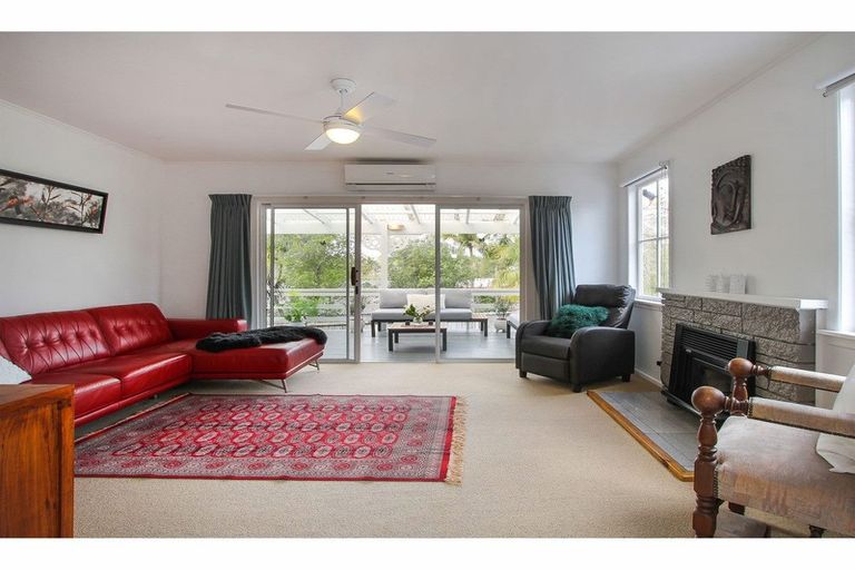 Photo of property in 1/219 Rangatira Road, Beach Haven, Auckland, 0626