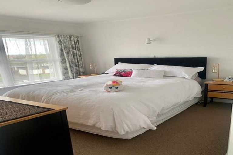 Photo of property in 2/96 East Coast Road, Forrest Hill, Auckland, 0620