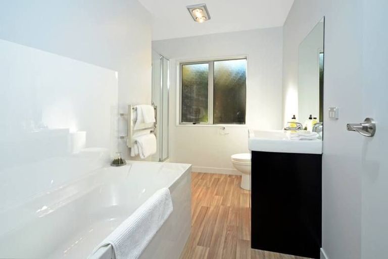 Photo of property in 557c Glenfield Road, Glenfield, Auckland, 0629